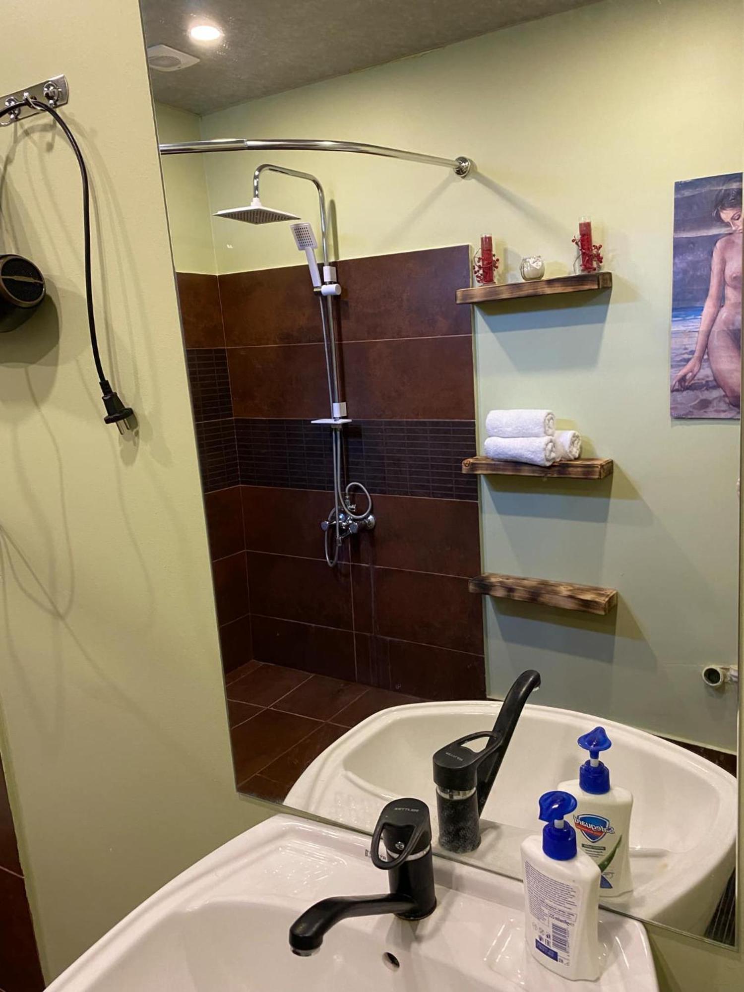 Relax Station Hotel Kutaisi Ngoại thất bức ảnh