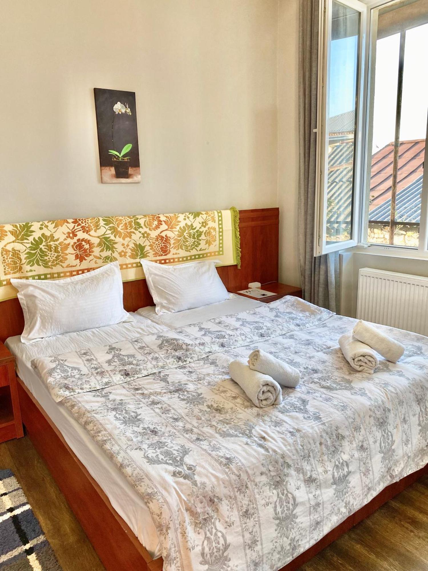 Relax Station Hotel Kutaisi Ngoại thất bức ảnh