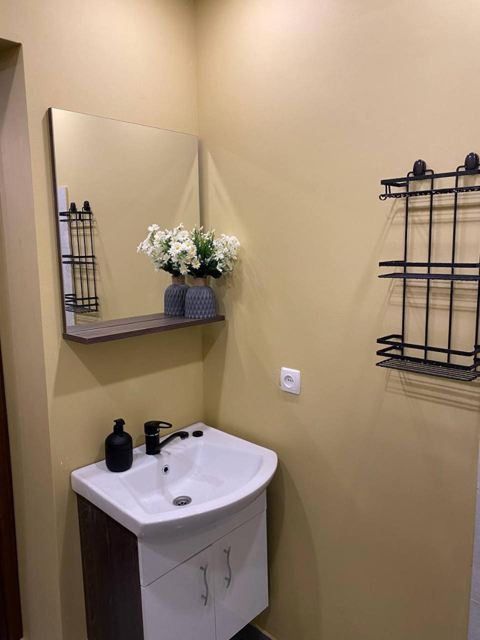 Relax Station Hotel Kutaisi Ngoại thất bức ảnh